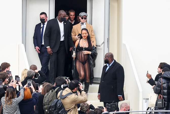 Rihanna, enceinte, au défilé Dior Femme Automne/Hiver 2022/2023 lors de la Fashion Week de Paris, France, le 1er mars 2022.