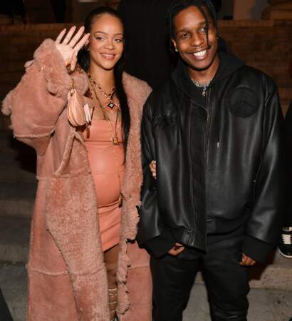 Rihanna (enceinte) et son compagnon Asap Rocky assistent au défilé Off-White femme automne/hiver 2022-2023 à Paris le 28 février 2022.