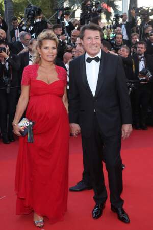 Laura Tenoudji, enceinte de son deuxième enfant, dans une longue robe rouge au côté de son mari Christian Estrosi au Festival de Cannes, le 17 mai 2017