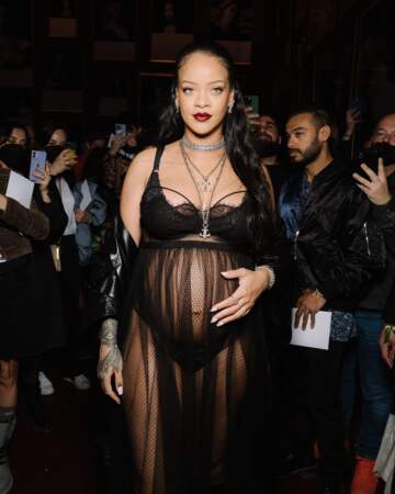 Rihanna enceinte fait sensation chez Dior