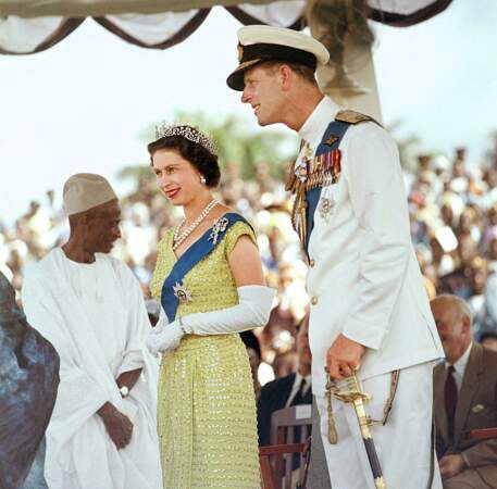 Elizabeth II portant la broche "True Lover’s Knot" en 1961