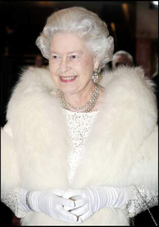 Elizabeth II portant le collier George VI Festoon, en 2007