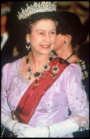 Elizabeth II portant la suite de bijoux améthyste de la couronne, en 1985