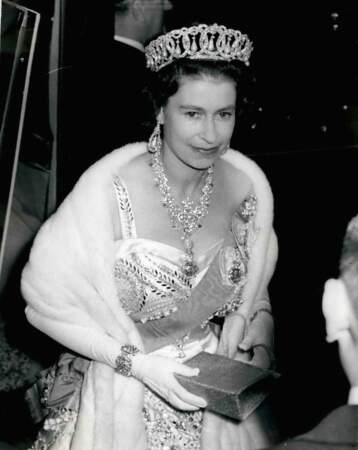 La reine Elizabeth II, coiffée de la tiare de la Grande-Duchesse Vladimir, en 1960