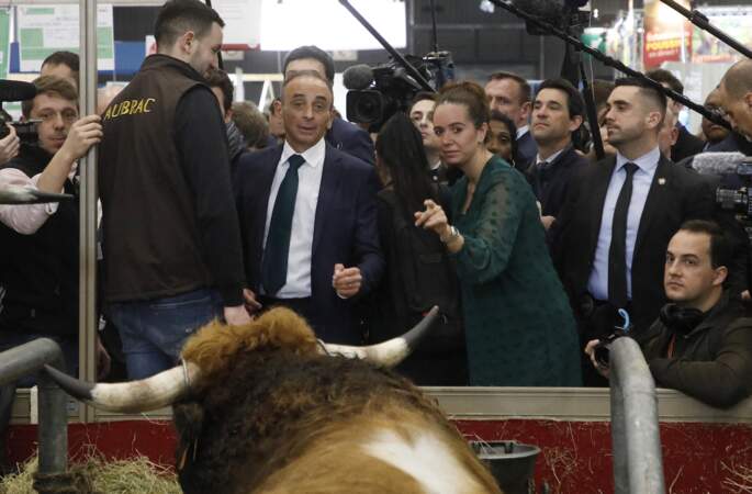 Éric Zemmour et sa compagne Sarah Knafo étaient présents au Salon de l'agriculture vendredi 4 mars 2022. 