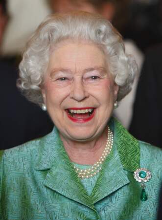 La reine Elizabeth II portant la broche "Round Cambridge Emerald" à Windsor en 2010
