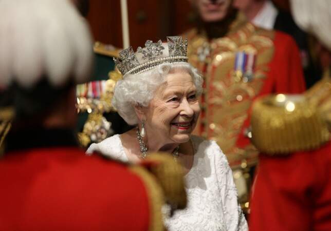 La reine Elizabeth II portant les boucles d'oreilles pendantes en perle de la reine Victoria, en 2016