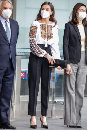 La reine Letizia d'Espagne dans un style très chic et engagé à la fois avec cette blouse traditionnelle ukrainienne