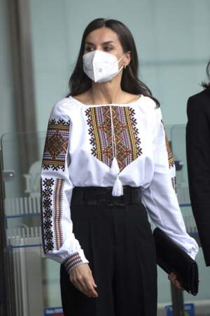 La reine Letizia d'Espagne dans un style très chic et engagé à la fois avec cette blouse traditionnelle ukrainienne