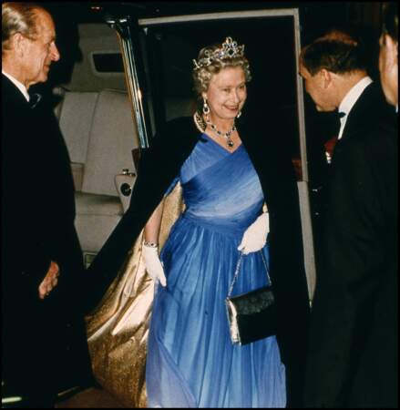 La reine Elizabeth II, parée de la suite victorienne de saphirs et diamants, en 1992