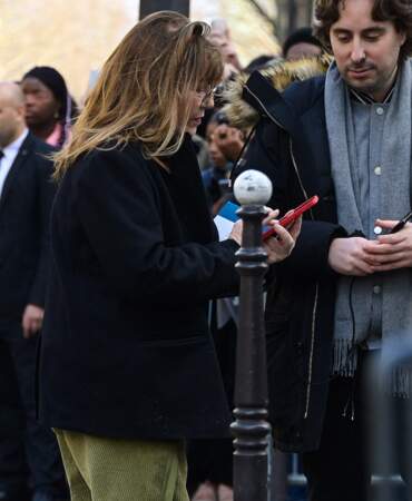 L’ancienne compagne de Serge Gainsbourg a été photographiée, le 5 mars, en tenue décontractée avant de se rendre au très sélectif défilé automne-hiver 2022/2023 de la maison Hermès.
