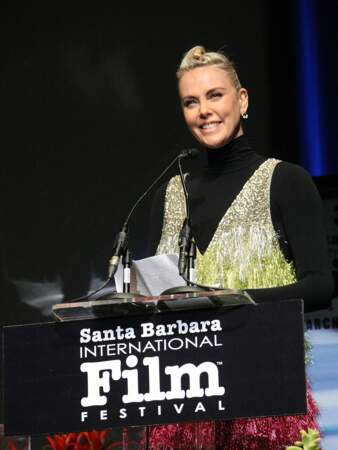 Charlize Theron remet le prix d'honneur à Kristen Stewart au Festival International du Film de Santa Barbara au Arlington Theatre, le 4 mars 