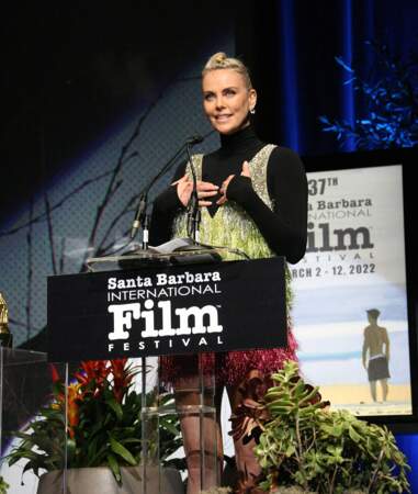 Charlize Theron dans une mini robe inspirée du style Charleston mettait en valeur ses jambes au Festival International du Film de Santa Barbara