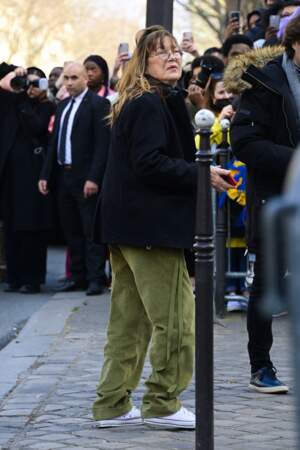 Jane Birkin à la cool et en Converse pour prendre d’assaut le très chic défilé Hermès le 5 mars 