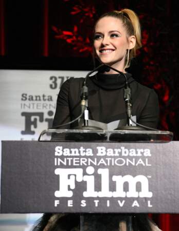 Kristen Stewart ravie de recevoir un prix pour récompenser son talent dans le cinéma lors de la 37ème édition du Festival International du Film de Santa Barbara au Arlington Theatre le 4 mars