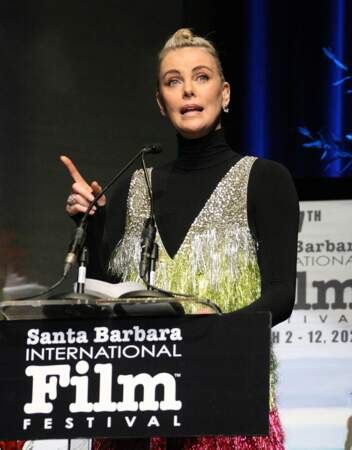 Charlize Theron toute en beauté sur la scène du Festival International du Film de Santa Barbara