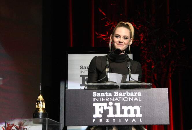 Kristen Stewart souriante après avoir reçu le prix d'honneur "American Riviera Award" le 4 mars
