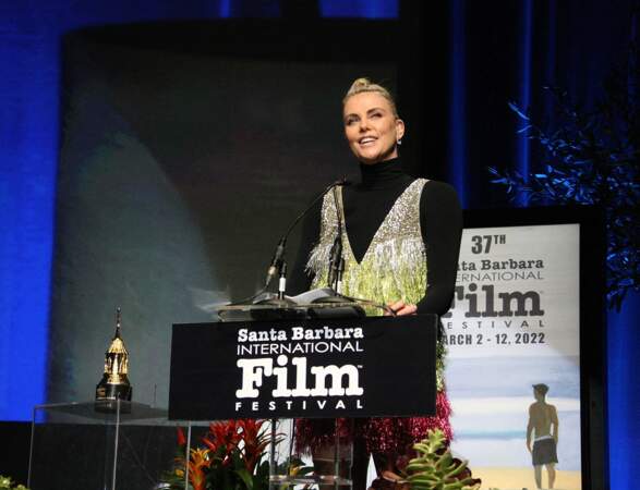 Charlize Theron prononce un discours avant de remettre le prix d'honneur "American Riviera Award" à Kristen Stewart