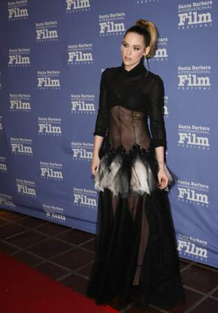 Vêtue d'une longue robe noire transparente à certains endroits de son corps laissant apercevoir son soutien-gorge signée Chanel, Kristen Stewart a ébloui l'assemblée