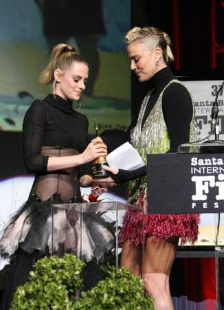 Charlize Theron remet le prix d'honneur "American Riviera Award" à Kristen Stewart lors de la 37ème édition du Festival International du Film de Santa Barbara au Arlington Theatre, le 4 mars