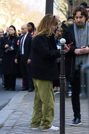 Converses immaculées aux pieds, pantalon ample vert en velours côtelé, veste oversize… Jane Birkin a opté pour le confort au défilé Hermès