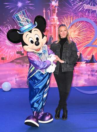 L'actrice Audrey Lamy prenant la pose aux côtés de Mickey pour fêter les 30 ans de Disneyland Paris à Marne-la-Vallée