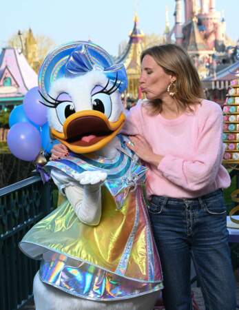 La présentatrice des Maternelles plongée dans "le monde merveilleux" de Disneyland Paris