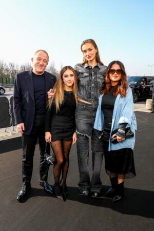 Salma Hayek, fan de mode tout comme sa fille Valentina, à la Fashion week de Paris le 6 mars 