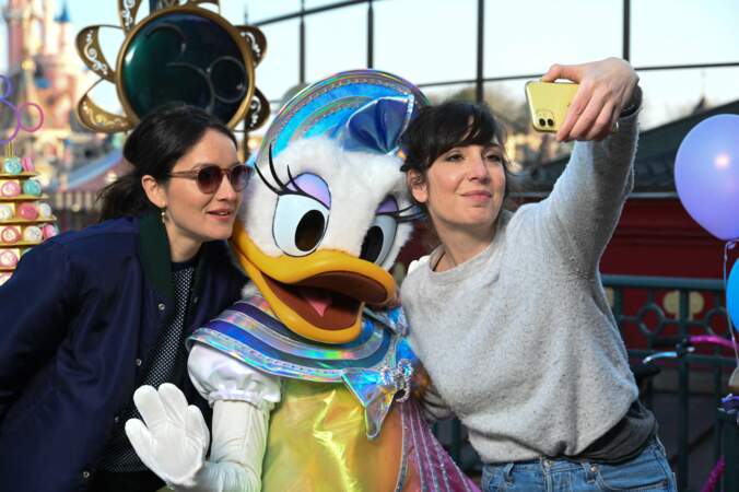 Anaïs Demoustier et Nora Hamzawi  prenant la pose avec l'amoureuse de Donald Duck