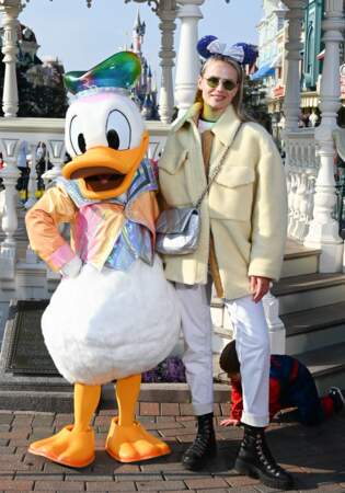 La mannequin russe Natasha Poly présente avec ses deux enfants au 30 ans de Disneyland Paris