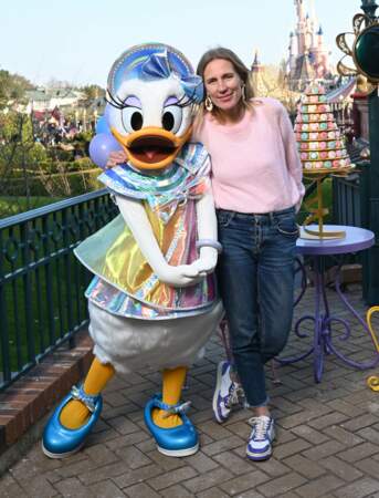 Agathe Lecaron prenant la pose aux côtés de la fiancée de Donald Duck le 5 mars 