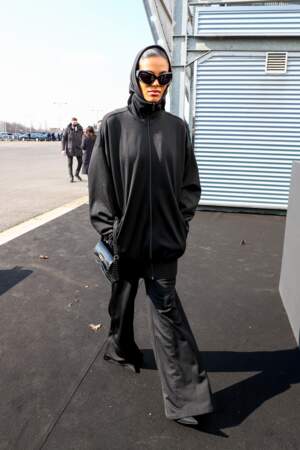La compagne de Vincent Cassel, la mannequin Tina Kunakey, a opté pour un look futuriste et casual