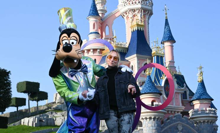 Audrey Lamy prenant la pose aux côtés de Dingo pour les 30 ans de Disneyland Paris, le 5 mars 