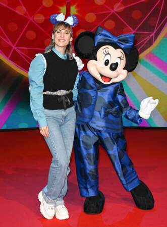 La youtubeuse Natoo en parfait accord avec Minnie lors des 30 ans de Disneyland Paris, le 5 mars 