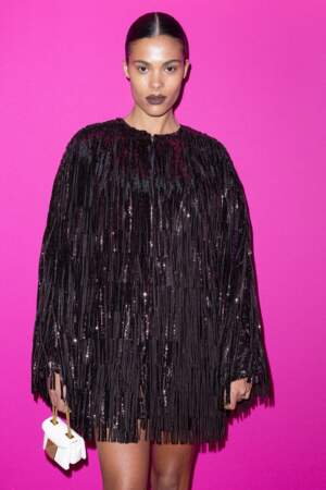 La compagne de Vincent Cassel, la mannequin Tina Kunakey, a eu le coup de foudre pour un look rock, en choisissant une combinaison jonchée de filaments noirs 
