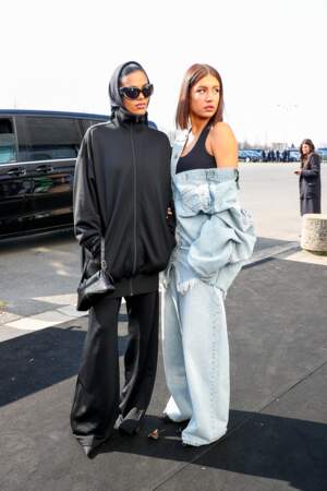 La mannequin Tina Kunakey et l'actrice Adèle Exarchopoulos aux looks radicalement différents pour assister au show Balenciaga à Paris 