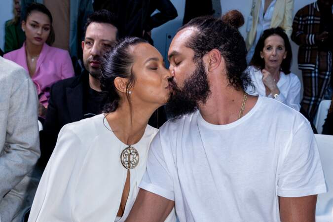 Lais Ribeiro embrasse Joakim Noah devant les photographes au défilé Elie Saab" lors de la fashion week de Paris, le 5 mars 