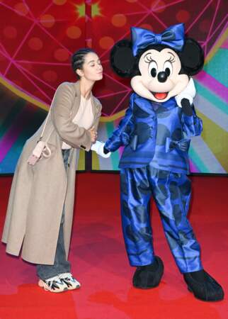 La youtubeuse Léna Mahfouf (Léna Situations) a été photographiée en compagnie de la mascotte de Minnie, habillée pour l’anniversaire du parc dans une tenue très spéciale : un costume imaginé par la créatrice Stella McCartney, dévoilant pour la première fois la célèbre amoureuse de Mickey en pantalon