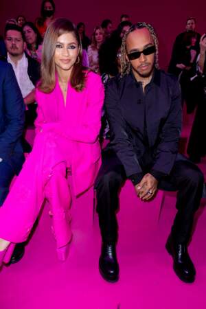 Le pilote Lewis Hamilton aux côtés de Zendaya lors du show Valentino de la Fashion Week parisienne