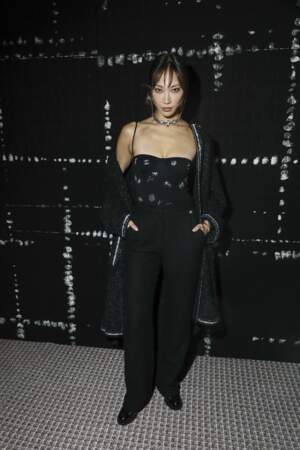 Jenny Kim, la chanteuse au défilé de mode Chanel automne-hiver 2022-2023 au Grand Palais Ephémère à Paris le 8 mars 2022.
