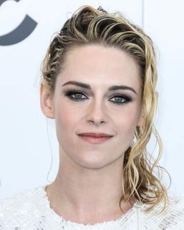 Durant la cérémonie des "Film Independent Spirit Awards", Kristen Stewart avait un effet à ses cheveux coiffé/décoiffé asymétrique. 