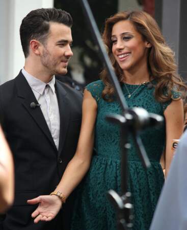 Kevin Jonas et sa femme Danielle Deleasa, sur le plateau de l'émission "The Grove", à Los Angeles, le 16 août 2016.