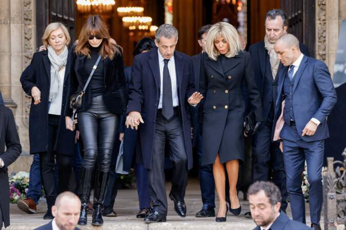 Valérie Pécresse, Carla Bruni, Nicolas Sarkozy et Brigitte Macron à la sortie des obsèques de Jean-Pierre Pernaut en la Basilique Sainte-Clotilde à Paris le 9 mars 2022.