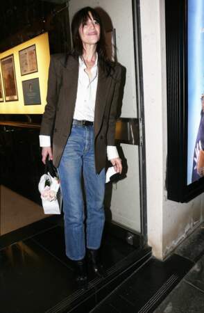 Charlotte Gainsbourg arrive à la présentation de son documentaire "Jane par Charlotte" au cinéma Le Balzac à Paris le 5 janvier 2022. Elle porte une veste de blazer marron. 