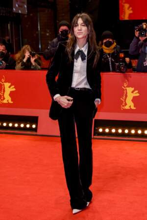 Charlotte Gainsbourg à la première du film "Les passagers de la nuit" lors de la 72ème édition du festival international du film de Berlin (La Berlinale 2022), le 13 février 2022. Elle est habillée d'un costume pantalon pour l'occasion. 