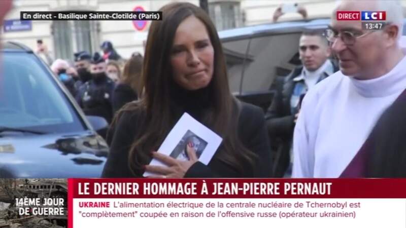 Nathalie Marquay au bord des larmes à la sortie des obsèques de Jean-Pierre Pernaut en la Basilique Sainte-Clotilde à Paris le 9 mars 2022.