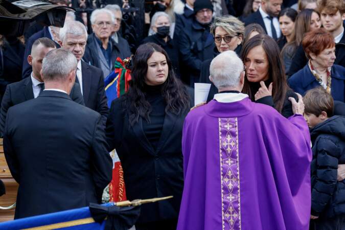 À la sortie des obsèques en la Basilique Sainte-Clotilde à Paris le 9 mars 2022, Nathalie Marquay et sa fille Lou se sont soutenues mutuellement.