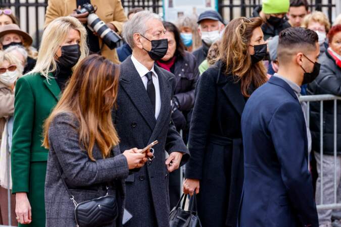 Jean-Claude Narcy et sa compagne Alice Bertheaume arrivent aux obsèques de Jean-Pierre Pernaut en la Basilique Sainte-Clotilde à Paris le 9 mars 2022.