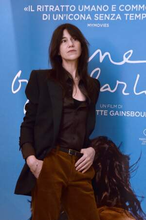 Charlotte Gainsbourg en veste de blazer et pantalon en velours.