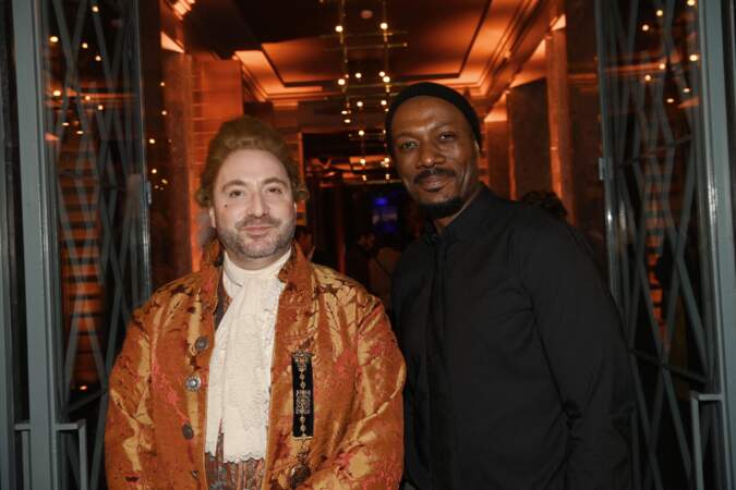 Harry Roselmack pose avec Emmanuel Sauvage pendant Le Bal du Siècle, le 8 mars 2022